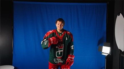 Shooting sur fond bleu pour l'équipe de hockey sur glace des Jokers de Cergy